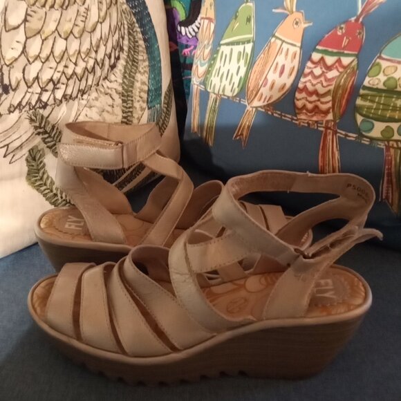 Fly London Sz 39 Eur/US 8 light gray slightly metallic strappy wedge sandals - Picture 4 of 5